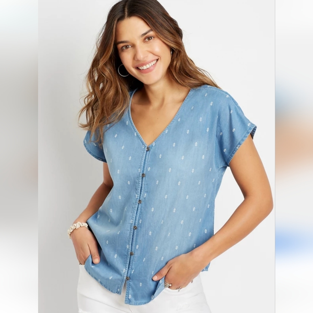 Maurices chambray Geo Short Sleeve Button Down Shirt, size L.